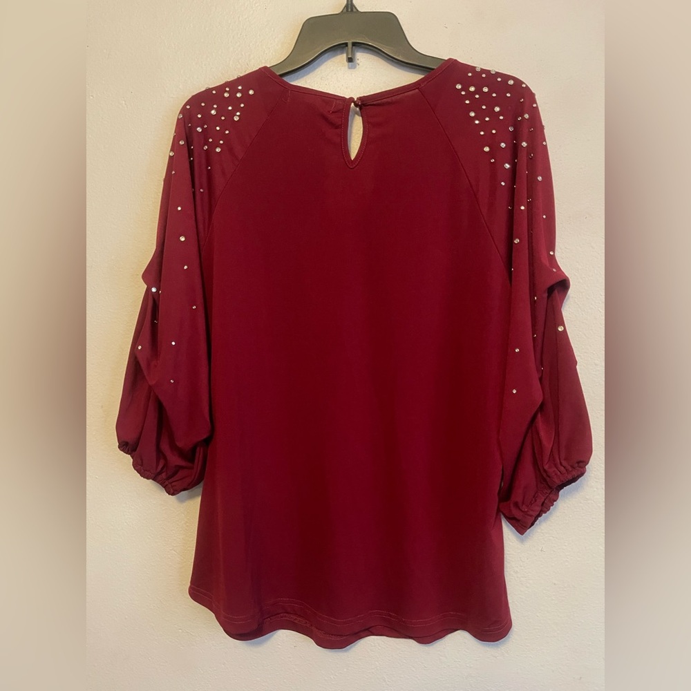 Chic Burgundy Blouse with Pearl Details - Picture 2 of 4